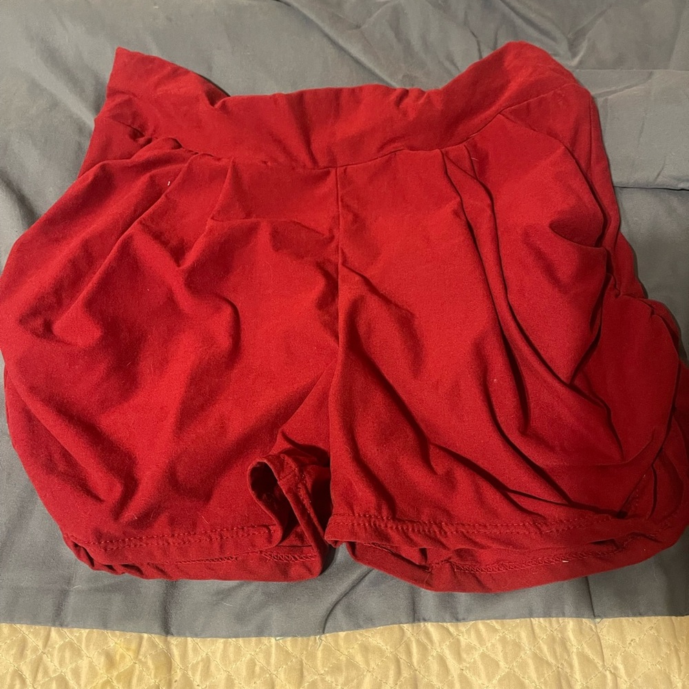 Red legging shorts with pockets, size L/XL